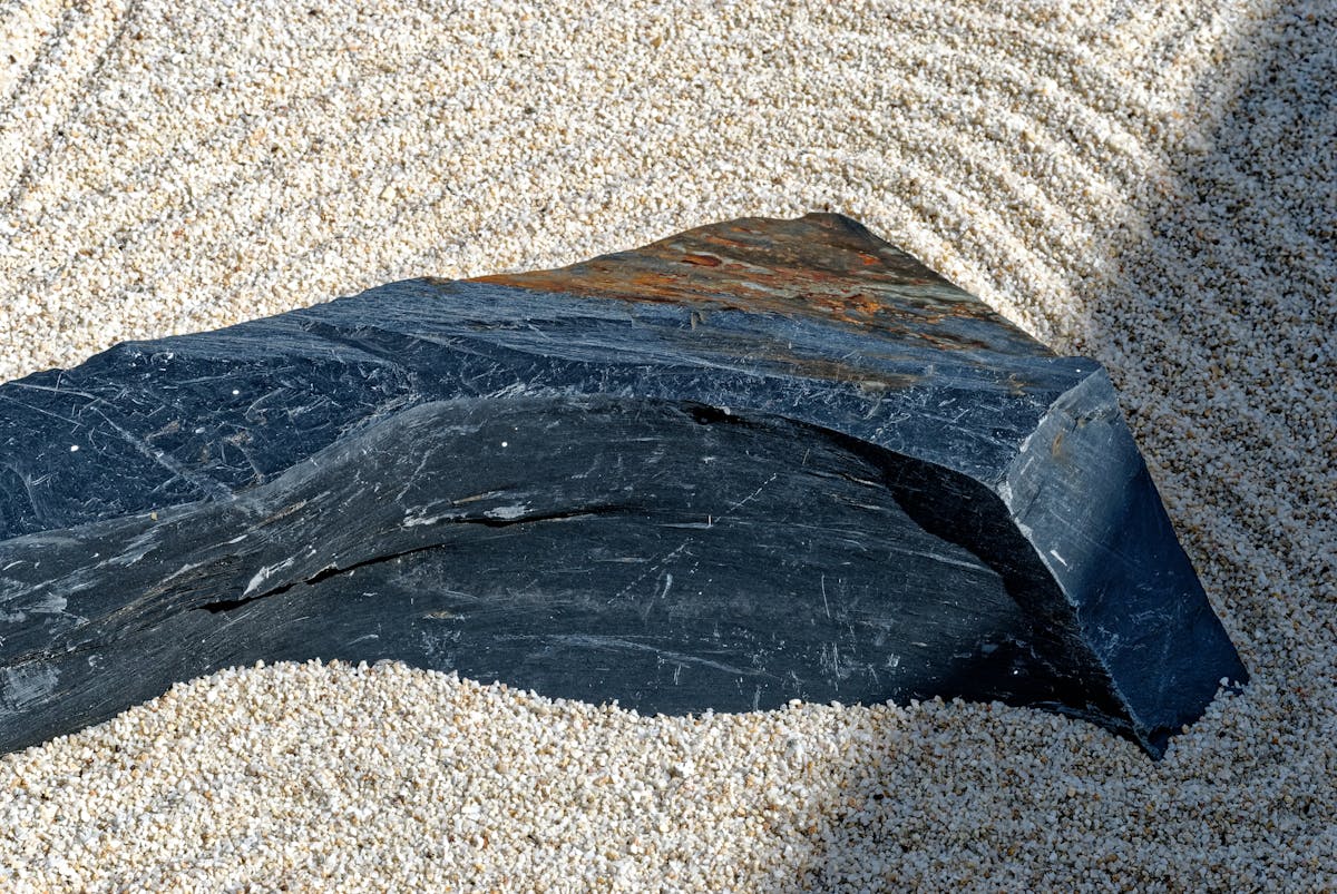 Décor minéral et rocaille dans un jardin à Nice